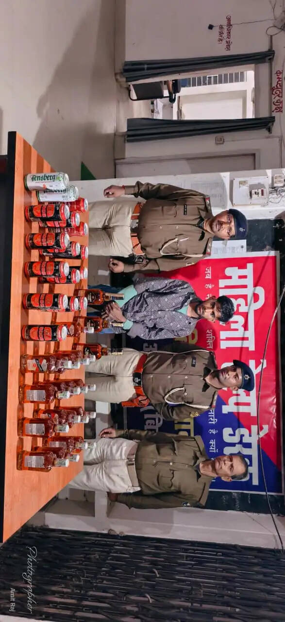सूचना पर लूंगी और गंजी में शराब की खरीददारी के लिए पहुंचे पुलिस ने पकड़ा शराब माफिया को