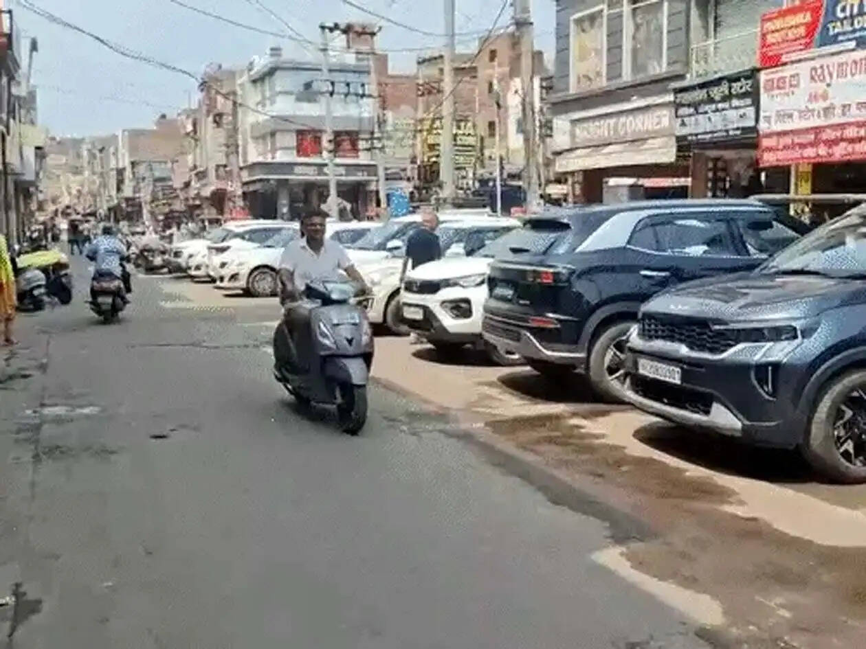 हिसार में राजगुरु मार्केट की नई पार्किंग व्यवस्था पर बवाल, व्यापारियों ने उठाए सवाल