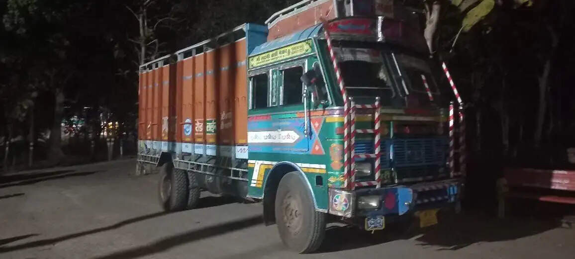 दमोह: रात 2:30 बजे खनिज विभाग की कार्रवाई, पटेरा क्षेत्र से ओवरलोड ट्रक व डम्पर जप्त