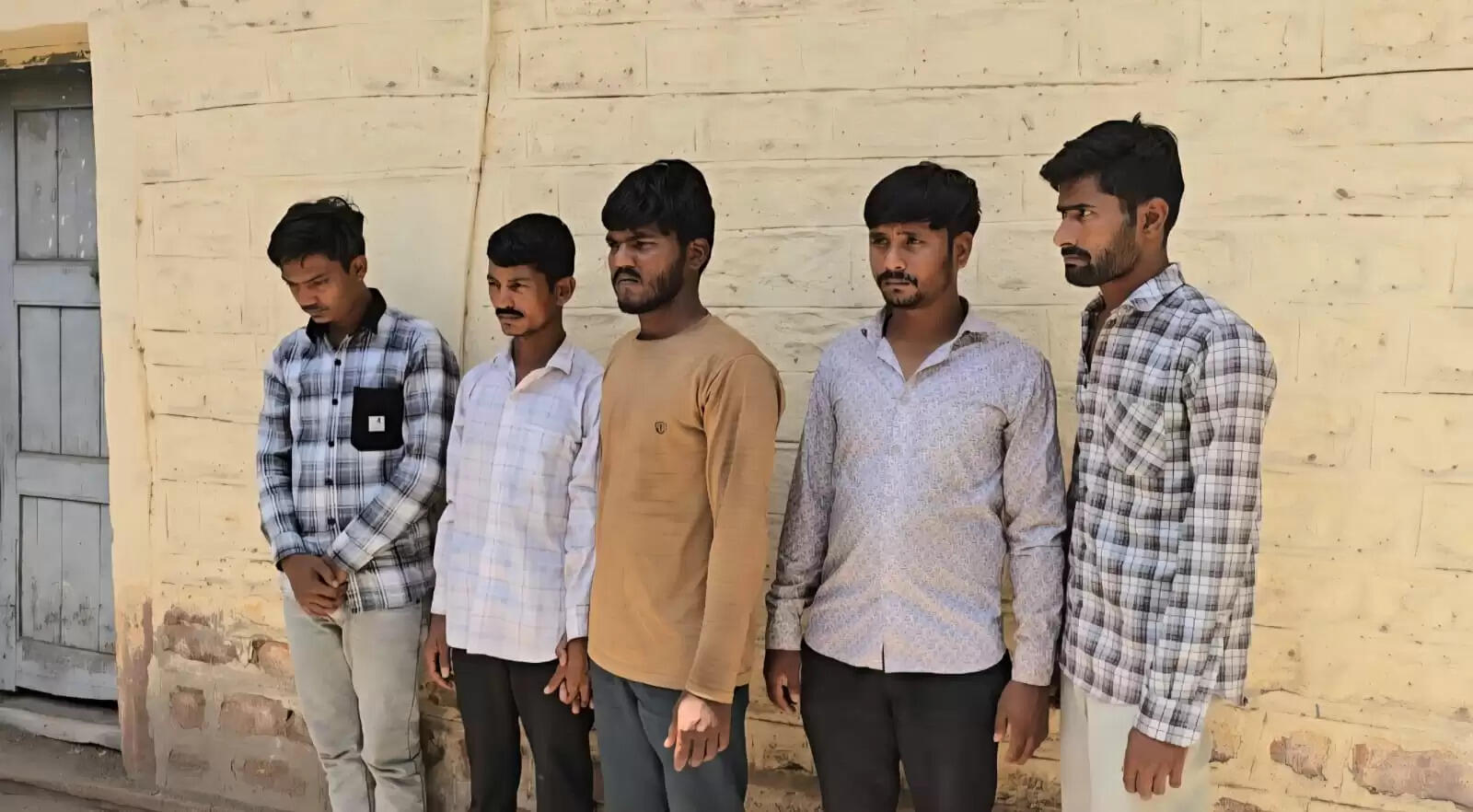 गुजरात से कार लेकर पहुंचा संगठित गिरोह : महिला की कंठी लूटने के साथ आधा दर्जन लोगों की जेबें काटी