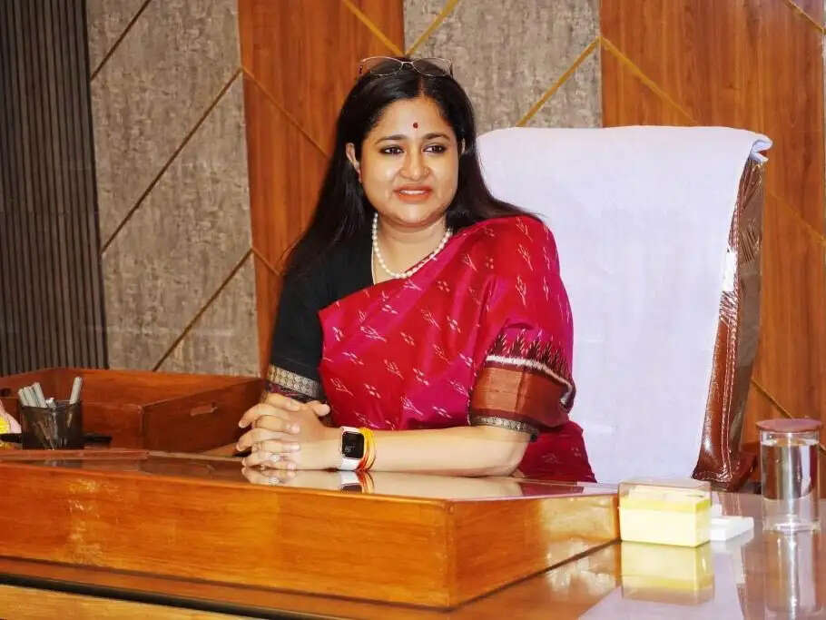 सिवनीः अवैध वृक्ष कटाई प्रकरण में सात पटवारियों की दो-दो वेतनवृद्धियां रोकीं