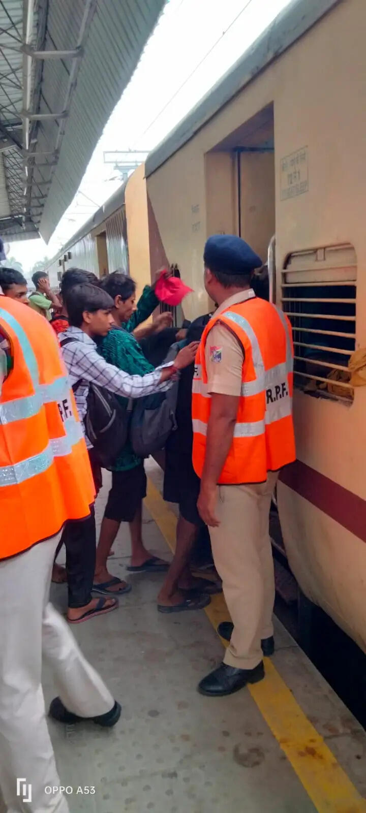 कांवड़ मेला के मद्देनजर रेलवे&nbsp;स्टेशन&nbsp;पर&nbsp;सतर्कता&nbsp;बरत&nbsp;रही&nbsp;आरपीएफ-जीआरपीएफ