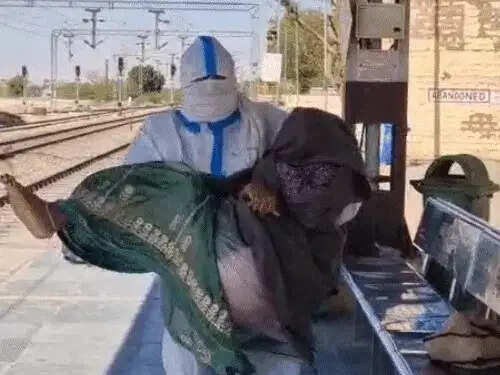 रेलवे स्टेशन पर मधुमक्खियों का हमला, दो महिलाओं को एम्बुलेंस टीम ने किया रेस्क्यू