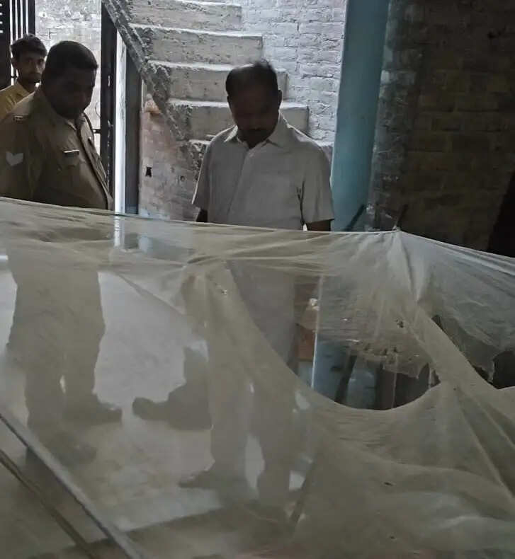 शेरगढ़ में सनसनीखेज वारदात, बात बंद करने पर युवक ने परिवार पर फेंका तेजाब