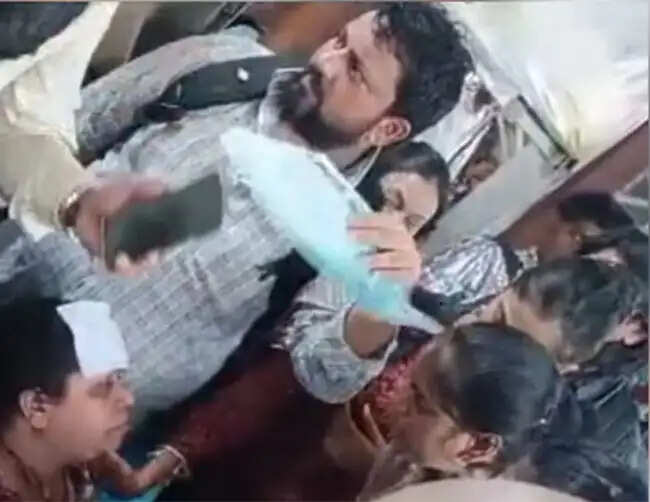 मुंबई की एसी लोकल ट्रेन में कूलिंग सिस्टम फेल होने से तीन यात्री बेहोश