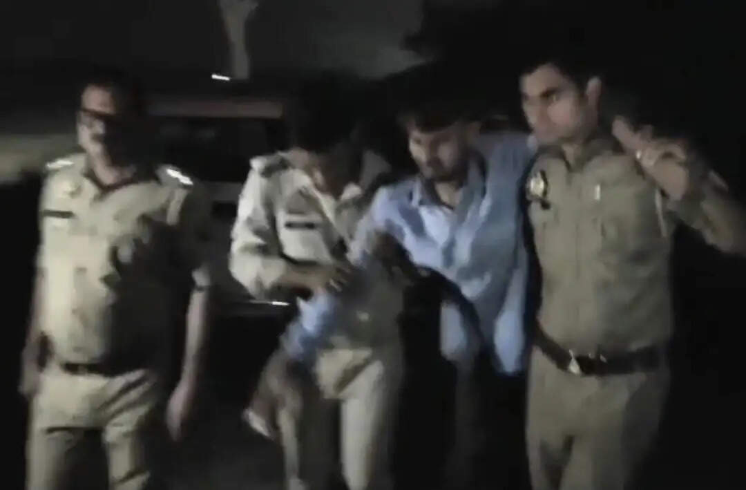 पुलिसकर्मी को बंधक बनाकर लूटने वाला बदमाश मुठभेड़ के दौरान गिरफ्तार ,पैर में लगी गोली