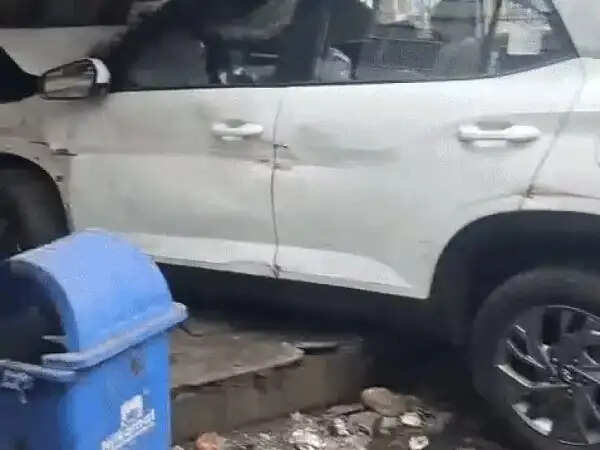भोपालः बेकाबू&nbsp;कार बंद रेस्टोरेंट में घुसी,&nbsp;चालक समेत दो घायल