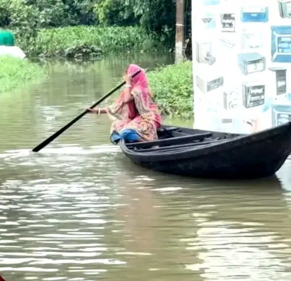 घाटाल में पूजा से पहले फिर बाढ़ जैसे हालात, स्कूल, रास्ते जलमग्न