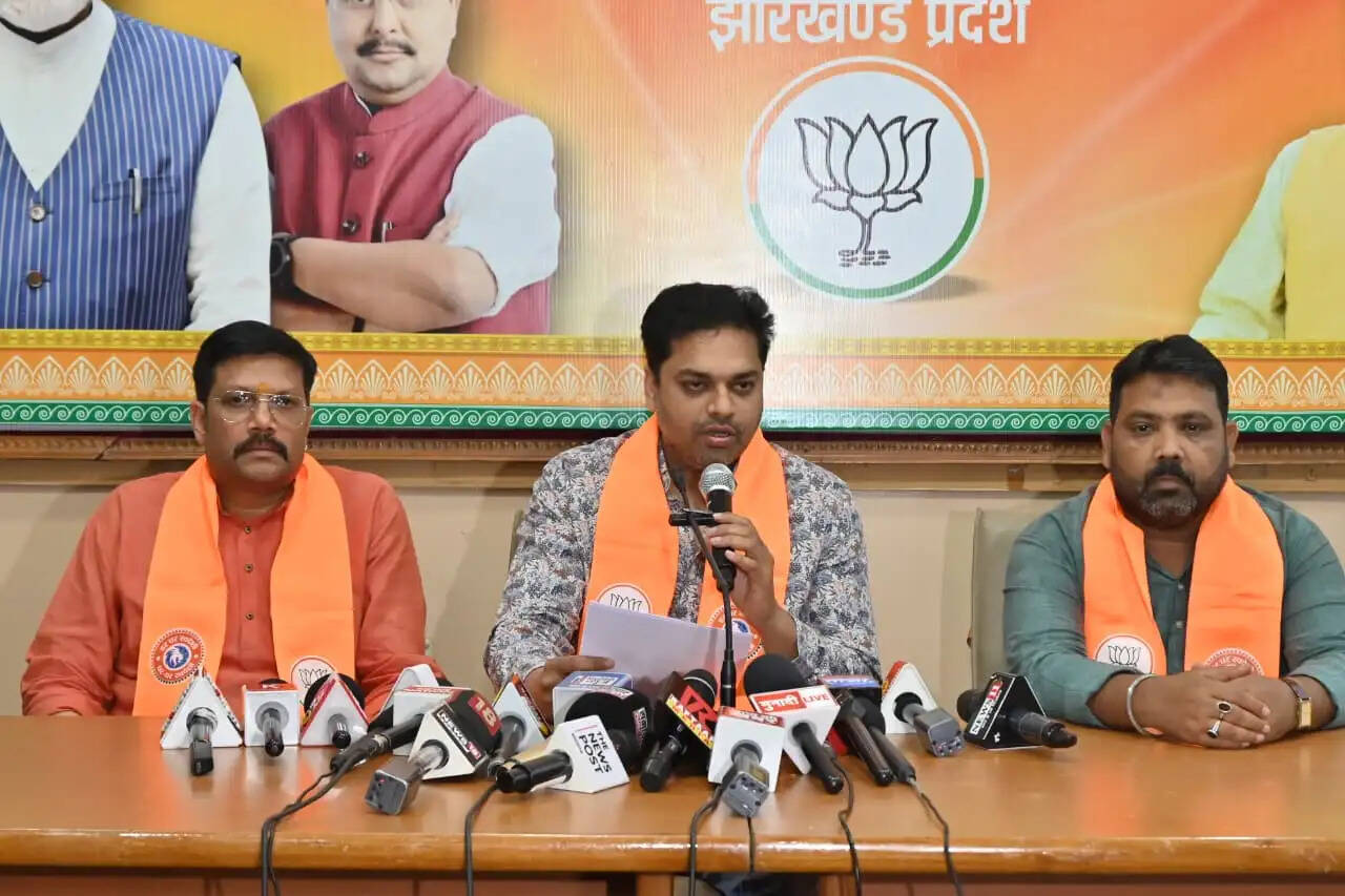 महागठबंधन सरकार बालू से तेल निकालने का कर रही काम : अमित मंडल