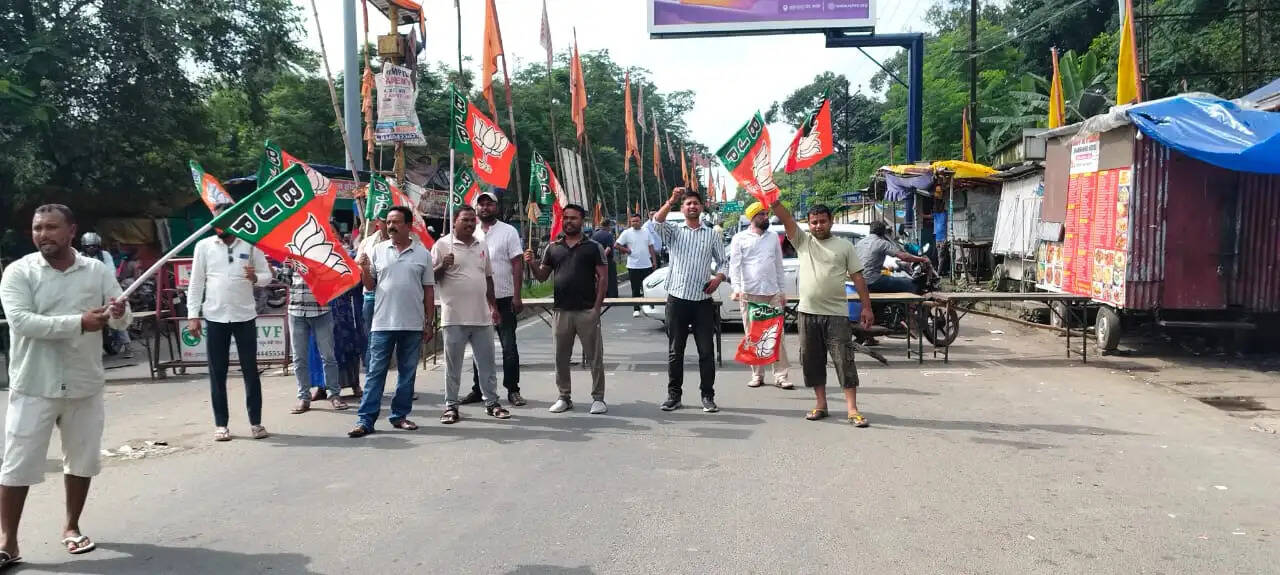 भाजपा के झारखंड बंद का व्यापक असर, रांची में जगह-जगह प्रदर्शन, सड़क पर टायर-लकड़ी जलाकर नारेबाजी