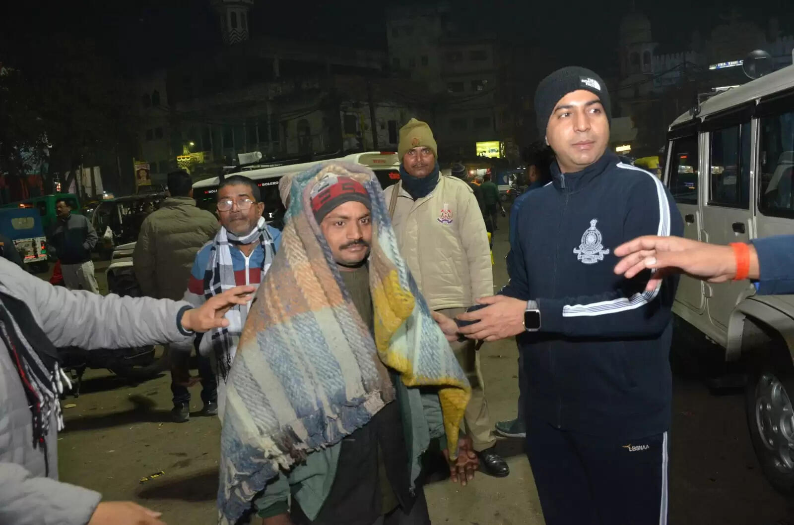 हाड़ कपा देने वाली ठंड के बीच जिला प्रशासन ने देर रात्रि चलाया राहत अभियान,कंबल किए वितरित