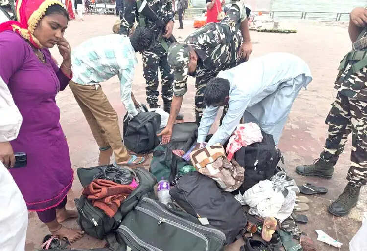 हरकी पैड़ी पर पुलिस का फ्लैग मार्च, सुरक्षा व्यवस्था चाक-चौबंद
