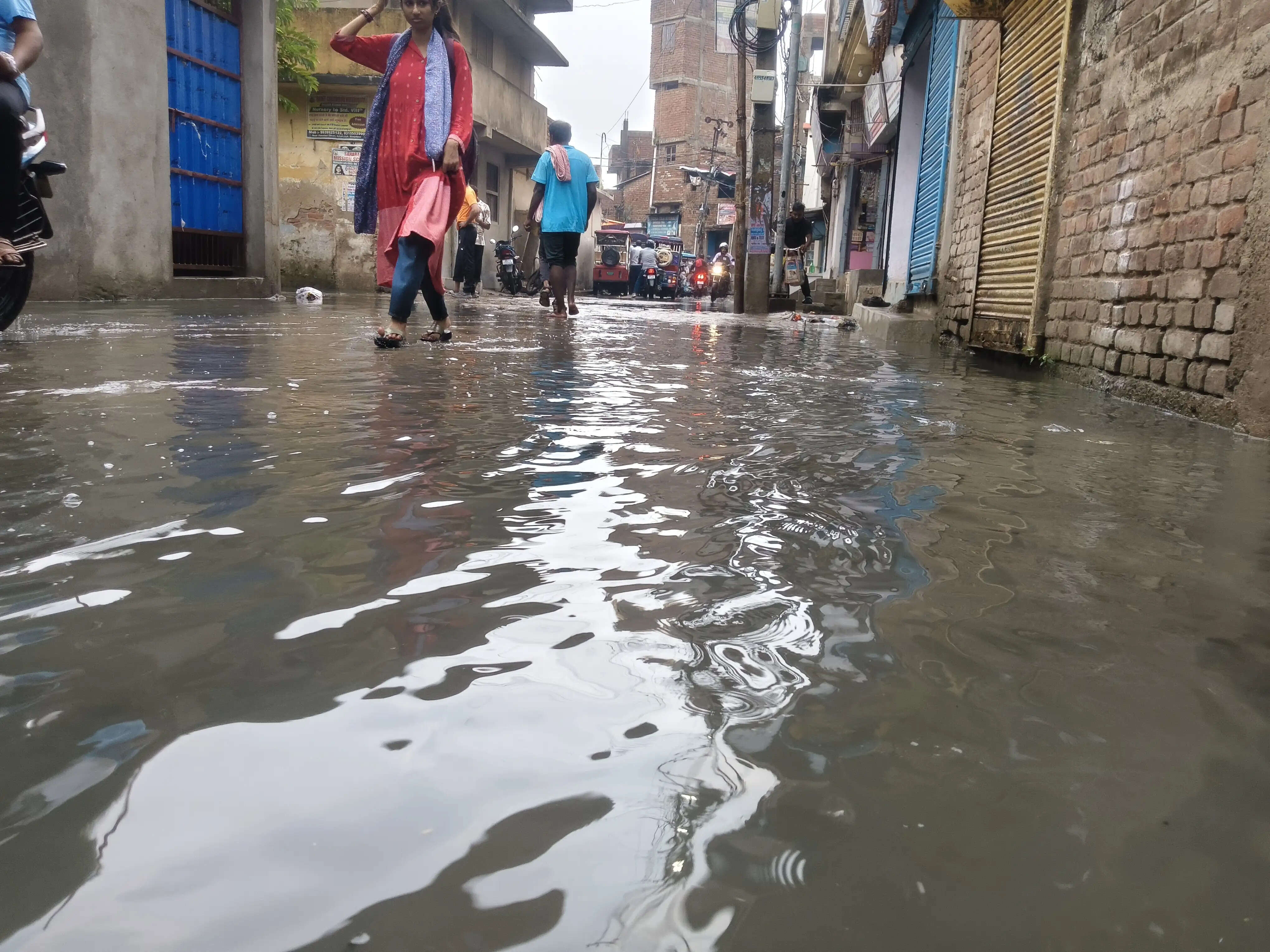 लापरवाही की भेंट चढ़ी 1 करोड़ का सड़क और नाला, पहली बारिश में ही खुले दावों की पोल; घरों में घुसा पानी