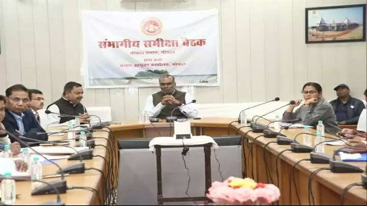 भोपालः संभागायुक्त ने संकल्प से समाधान अभियान के क्रियान्वयन की व्हीसी के माध्यम से की समीक्षा