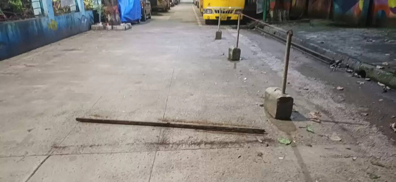 टीएमसी लापरवाही से लोहे की खतरनाक छड़ गिरी, हादसा टला