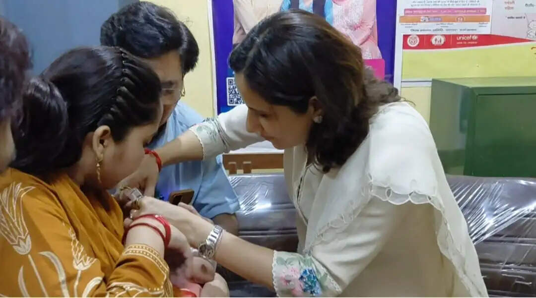 फर्रुखाबाद: जिलाधिकारी ने बच्चे को जिंदगी की दो बूंद पिला कर की पल्स पोलियो अभियान की शुरुआत