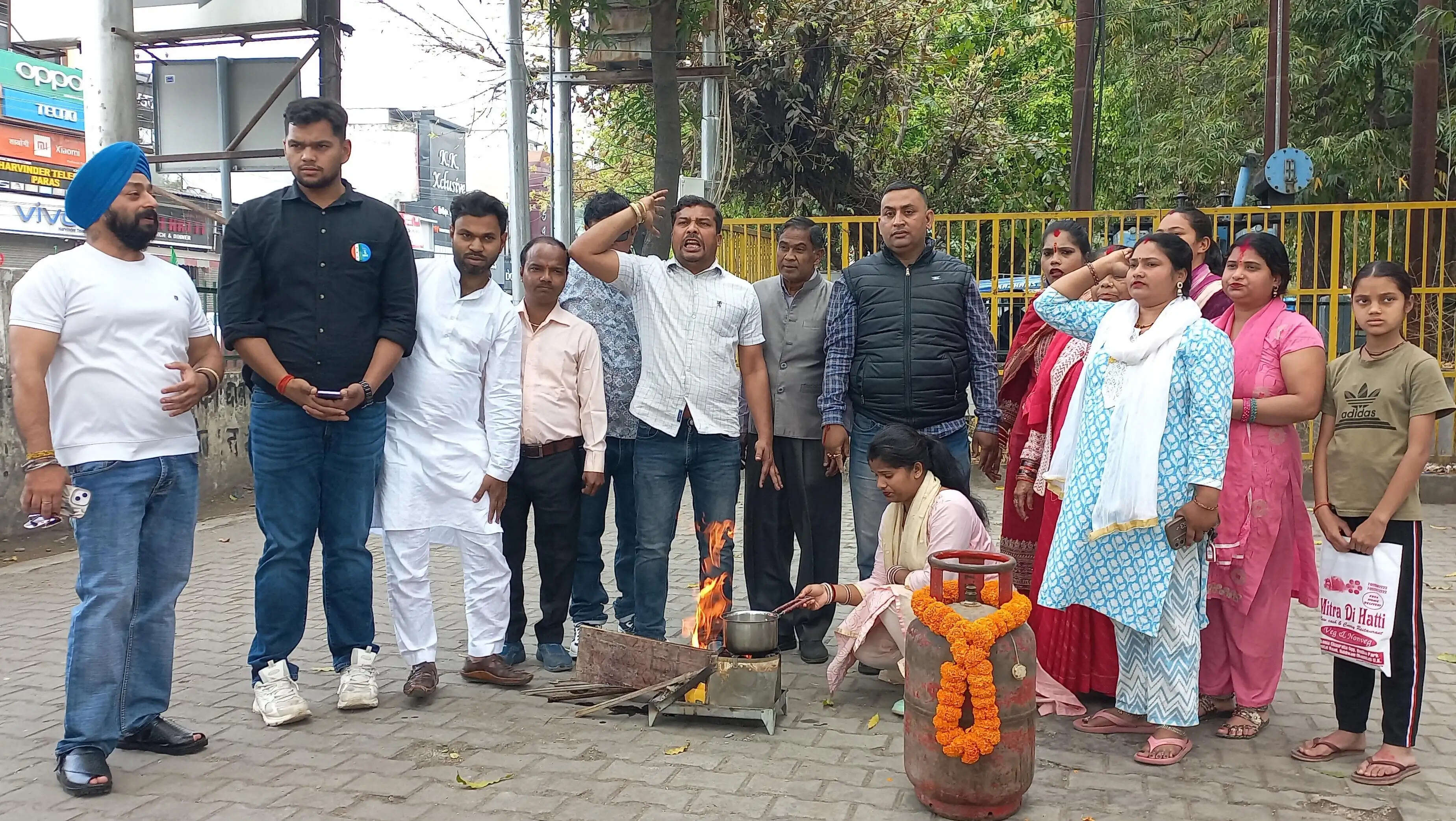 युवा कांग्रेस ने चूल्हे पर खाना बनाकर सरकार पर बोला हमला