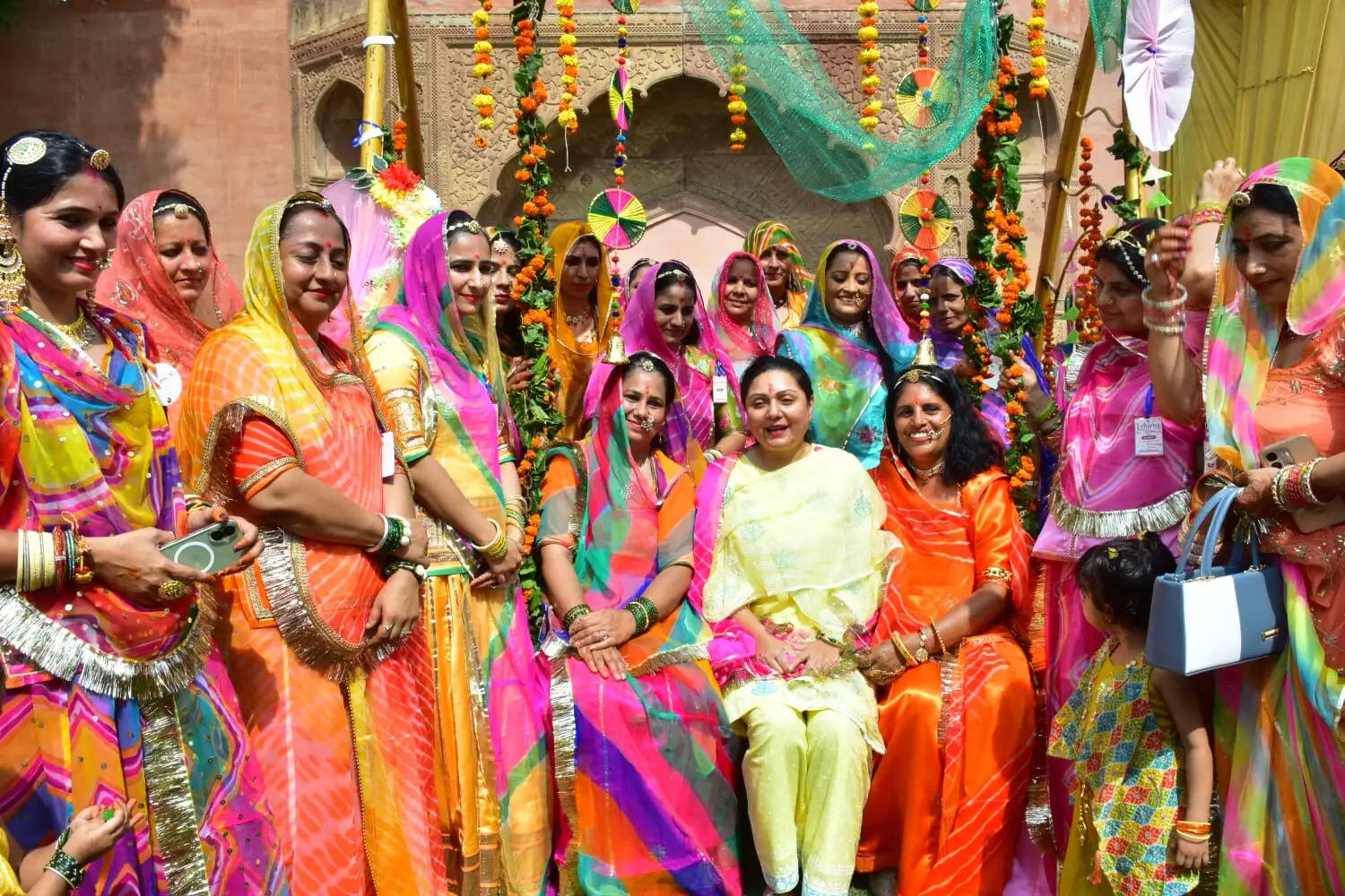 सावन में मनाया ‘लहरिया सीजन-1’&nbsp;:&nbsp;संस्कृति और परंपराओं के रंगों से सजा जूनागढ़ किला परिसर