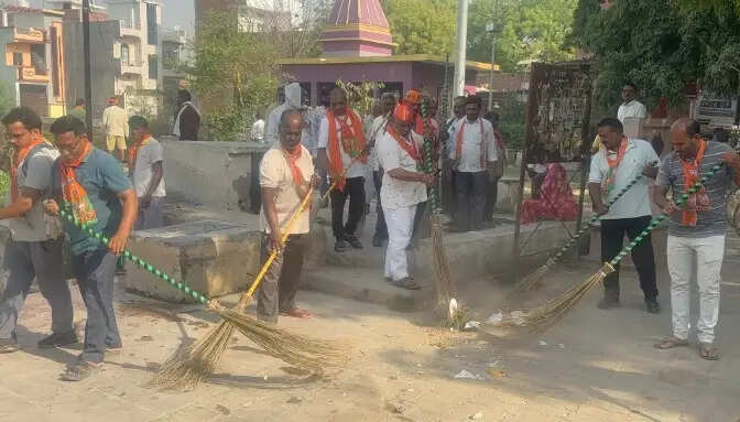 वाराणसी : अवलेश्वर महादेव मंदिर में भाजपा कार्यकर्ताओं ने किया स्वच्छता कार्य