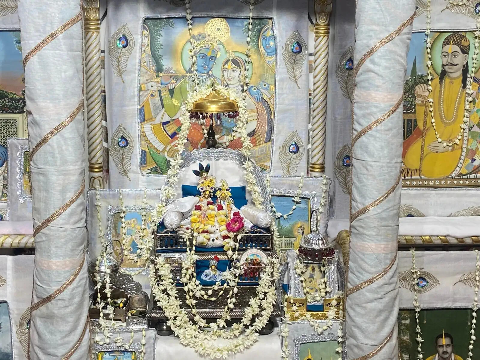 वैशाख पर्णिमा: ठाकुर जी ने धवल रंग की सूती पोशाक धारण की