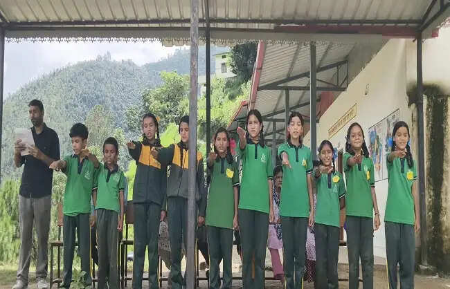 टिहरी के विद्यालय में मोबाइल आधारित ईवीएम से हुआ छात्र संसद का चुनाव,सृष्टि बनीं अध्यक्ष