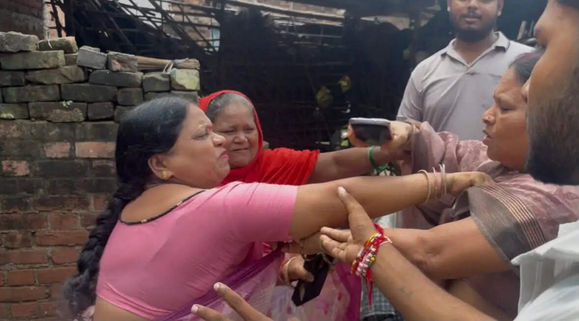 बीच सड़क चेयरमैन व पूर्व चेयरमैन में मारपीट, मचा हंगामा