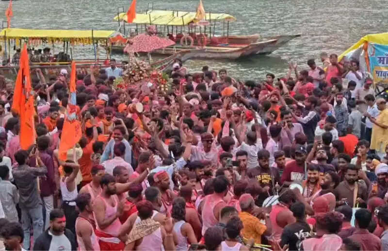 मप्र के ओंकारेश्वर में धूमधाम से निकाली गई ज्योतिर्लिंग भगवान ओंकारेश्वर-ममलेश्वर की सवारी
