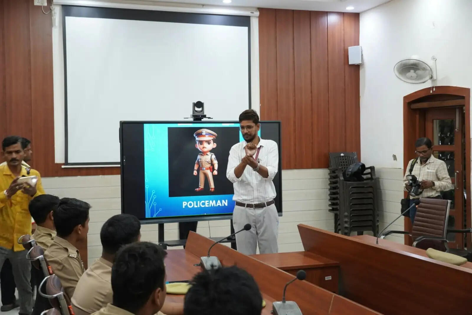 गोरखपुर : पुलिसकर्मियों ने सीखी सांकेतिक भाषा, विशेष आवश्यकता वाले लोगों से संवाद आसान बनाने की पहल