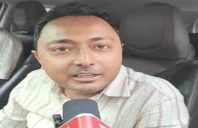 कोर्ट परिसर में तृणमूल पार्षद देबराज चक्रवर्ती पर अंडे फेंके गए