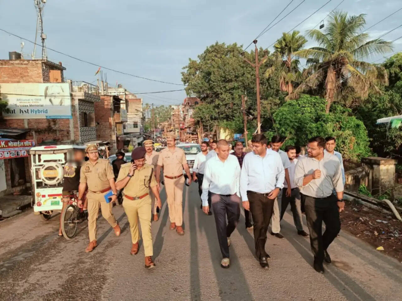 गोरखपुर : गणेश प्रतिमा पंडालों में सुरक्षा व्यवस्था का जिलाधिकारी-एसएसपी ने लिया जायजा