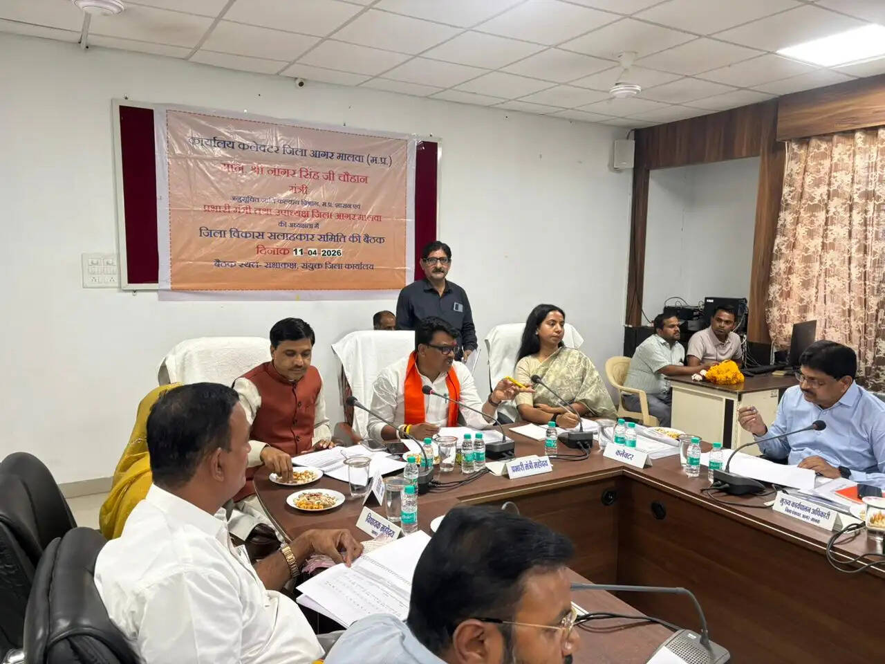 आगरमालवाः प्रभारी मंत्री चौहान ने ली जिला विकास सलाहकार समिति की बैठक