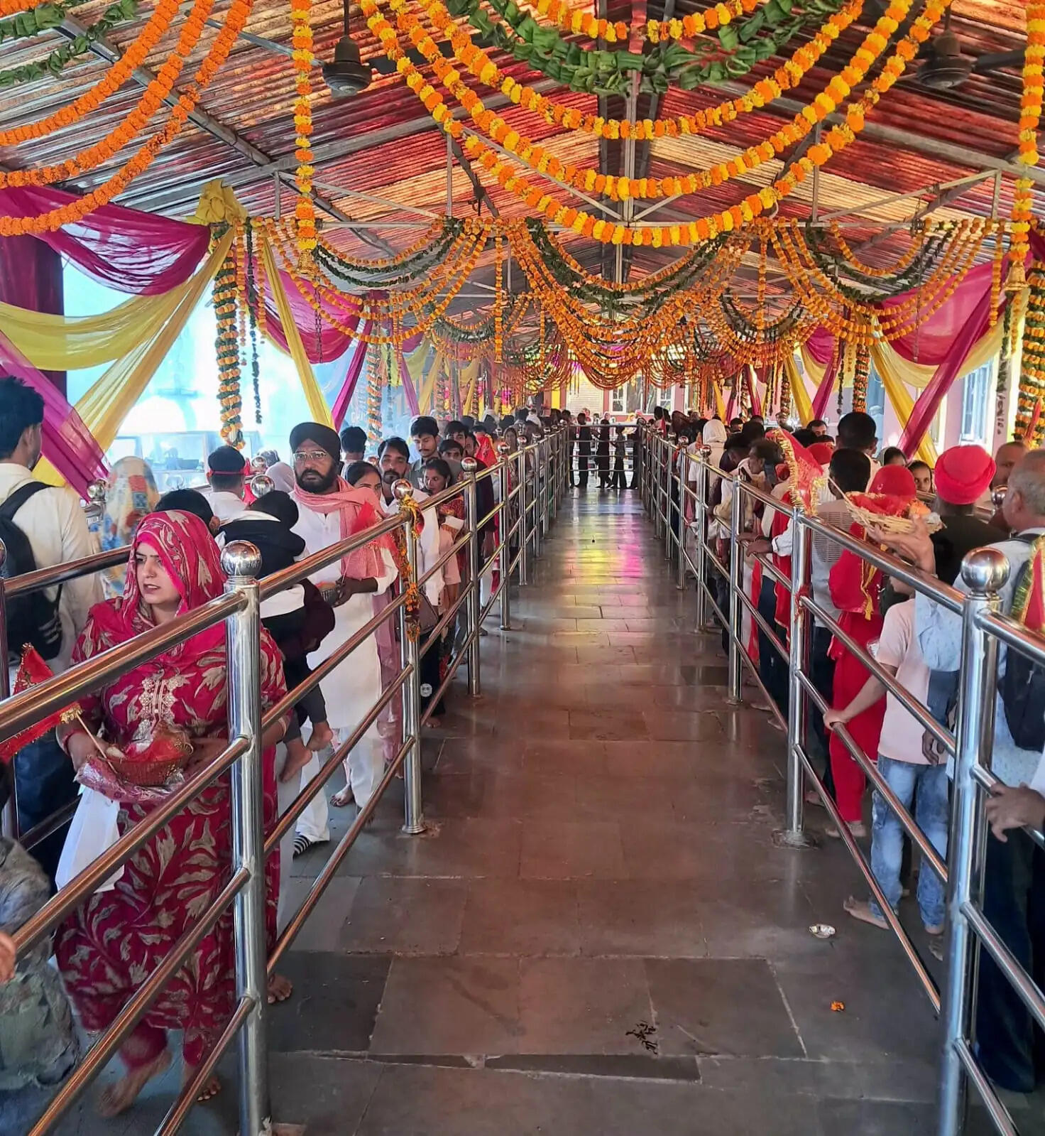 शारदीय नवरात्रि के आठवें दिन 30 हजार भक्तों ने टेका माथा, 9.90 लाख का चढ़ावा
