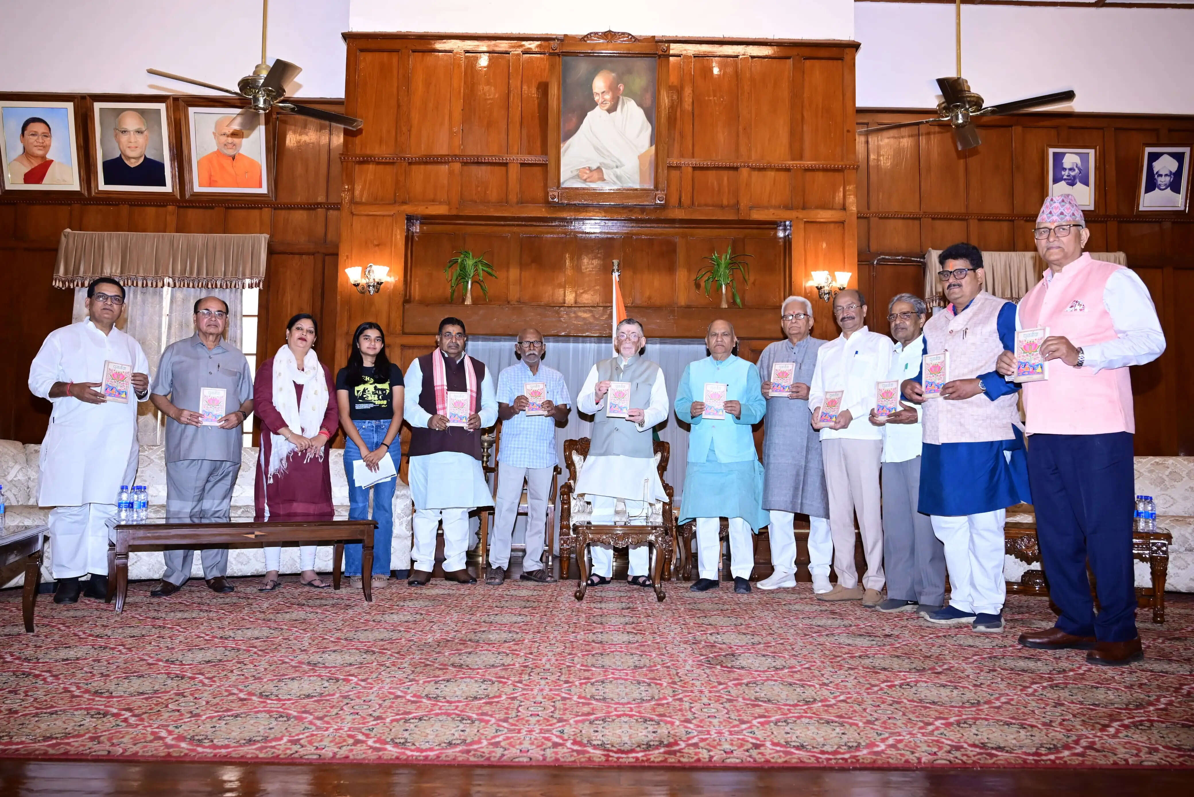 राज्यपाल संतोष गंगवार ने ‘पुनर्नवा’ पुस्तक का किया विमोचन, लेखक को दी शुभकामनाएं