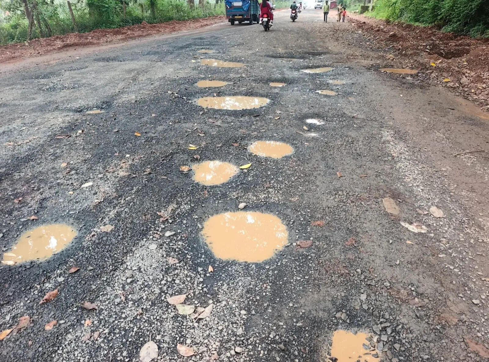 अनूपपुरः एक साल बाद भी अधूरा कपिलधारा मार्ग, गड्ढों में तब्दील सड़क से रोजाना परेशान हो रहे लोग