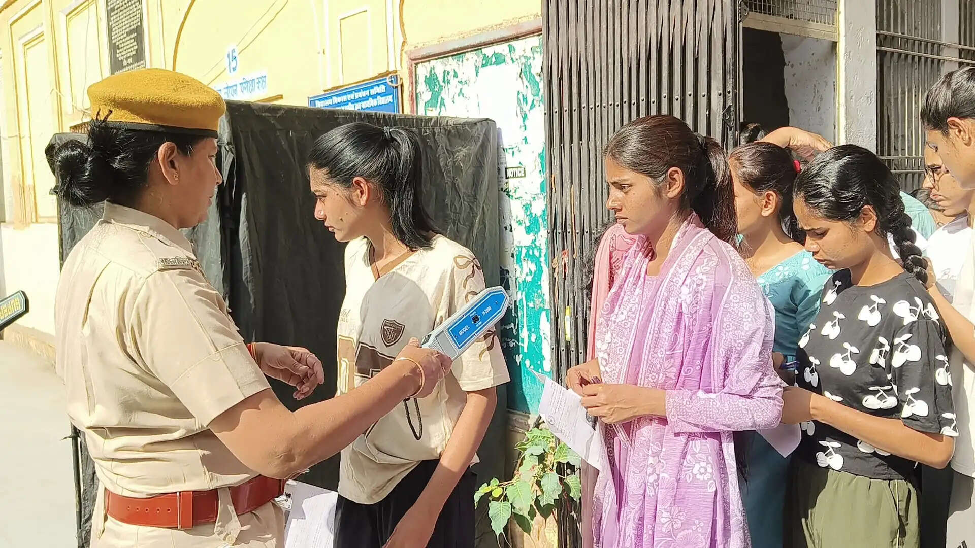 कड़ी सुरक्षा के बीच हुई महिला सुपरवाइजर भर्ती परीक्षा