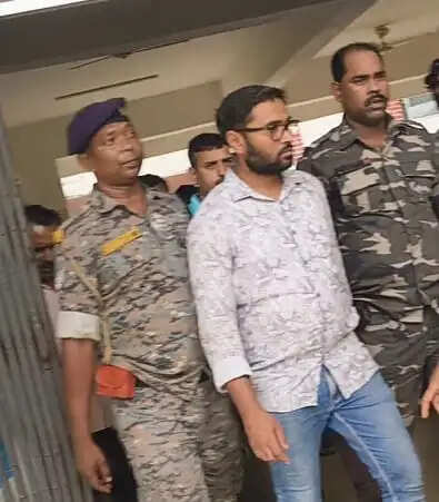 दुमका में पांच हजार रिश्वत लेते प्रधान लिपिक गिरफ्तार