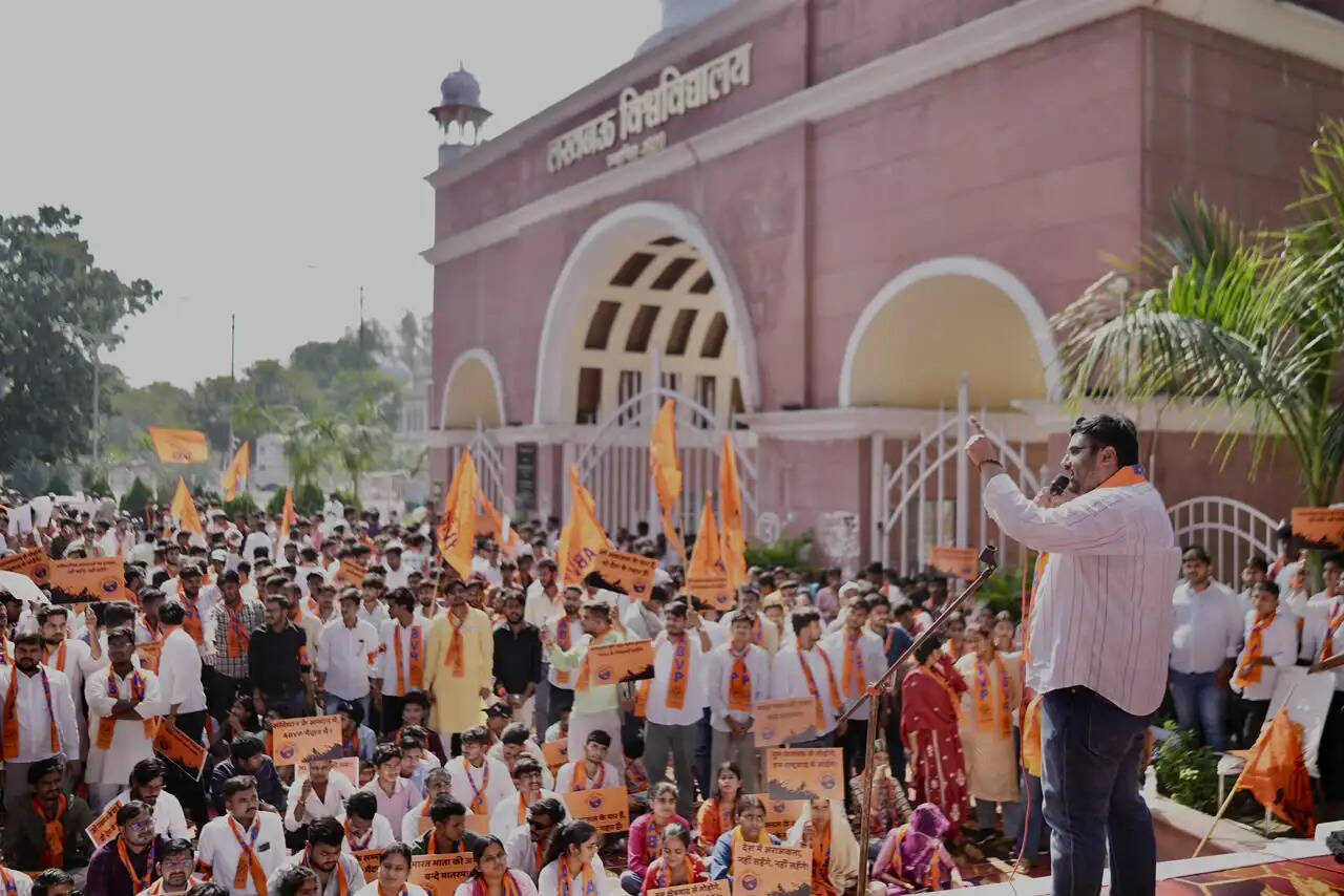 राष्ट्रविरोधी ताकतों के विरूद्ध छात्रों ने भरी हुंकार,कहा अराजकता स्वीकार नहीं
