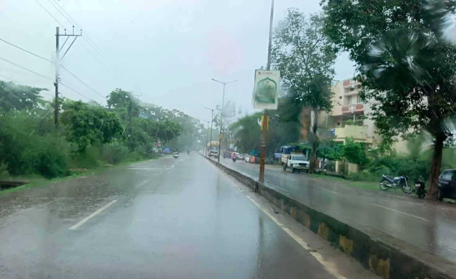 झमाझम बारिश से छलक रहा गंगरेल बांध, कभी भी खुल सकते हैं गेट, नदी किनारे के गांव हाई अलर्ट पर