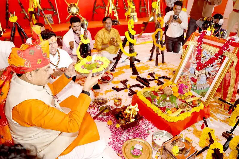 मप्रः मुख्यमंत्री डॉ. यादव ने इंदौर में अस्त्र-शस्त्रों के साथ की अनेक नवाचारों की शुरुआत