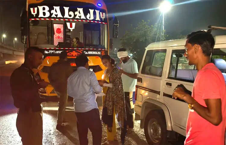 लग्जरी बसों पर परिवहन विभाग की कार्रवाई,35 चालान,दो बसें सीज