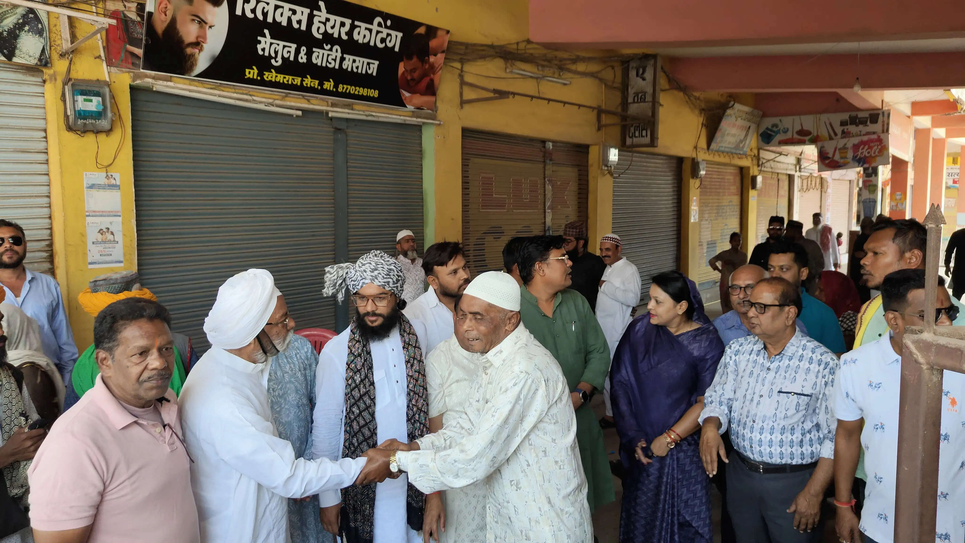 ईद पर सेवईं की खुशबू महकी, गले मिलकर दी मुबारकबाद