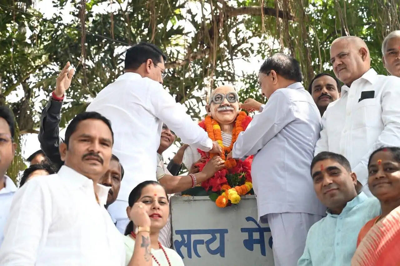 गांधी-शास्त्री जयंती पर मंत्री लखनलाल देवांगन ने किया माल्यार्पण