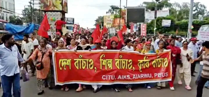 श्रमिक विरोधी नीतियों के खिलाफ आसनसोल में प्रदर्शन, बीएनआर मोड़ पर पथावरोध