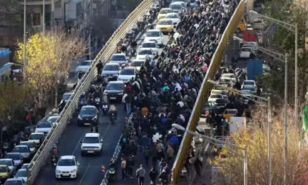 ईरान में महंगाई के खिलाफ भड़की चिंगारी से अशांति, पवित्र शहर कोम में खामेनेई शासन के खिलाफ गूंजे नारे