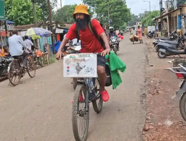 नेपाल से साइकिल लेकर भारत भ्रमण पर निकला युवक खड़गपुर पहुंचा