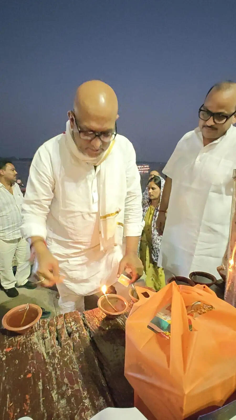 अहिल्याबाई घाट पर प्रज्वलित हुआ आकाशदीप, कार्तिक माह के शुभारंभ पर काशी की प्राचीन परंपरा को किया नमन