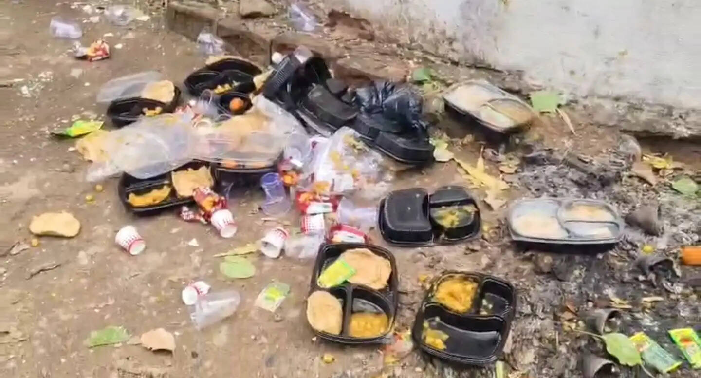 जनगणना प्रशिक्षण में बासी भोजन पर बवाल, शिक्षकों ने लंच पैकेट फेंके