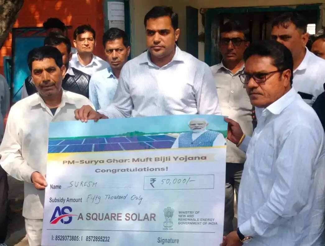 पानीपत: पीएम सूर्य घर योजना में लाभान्वितो को बांटे सब्सिडी के चेक को