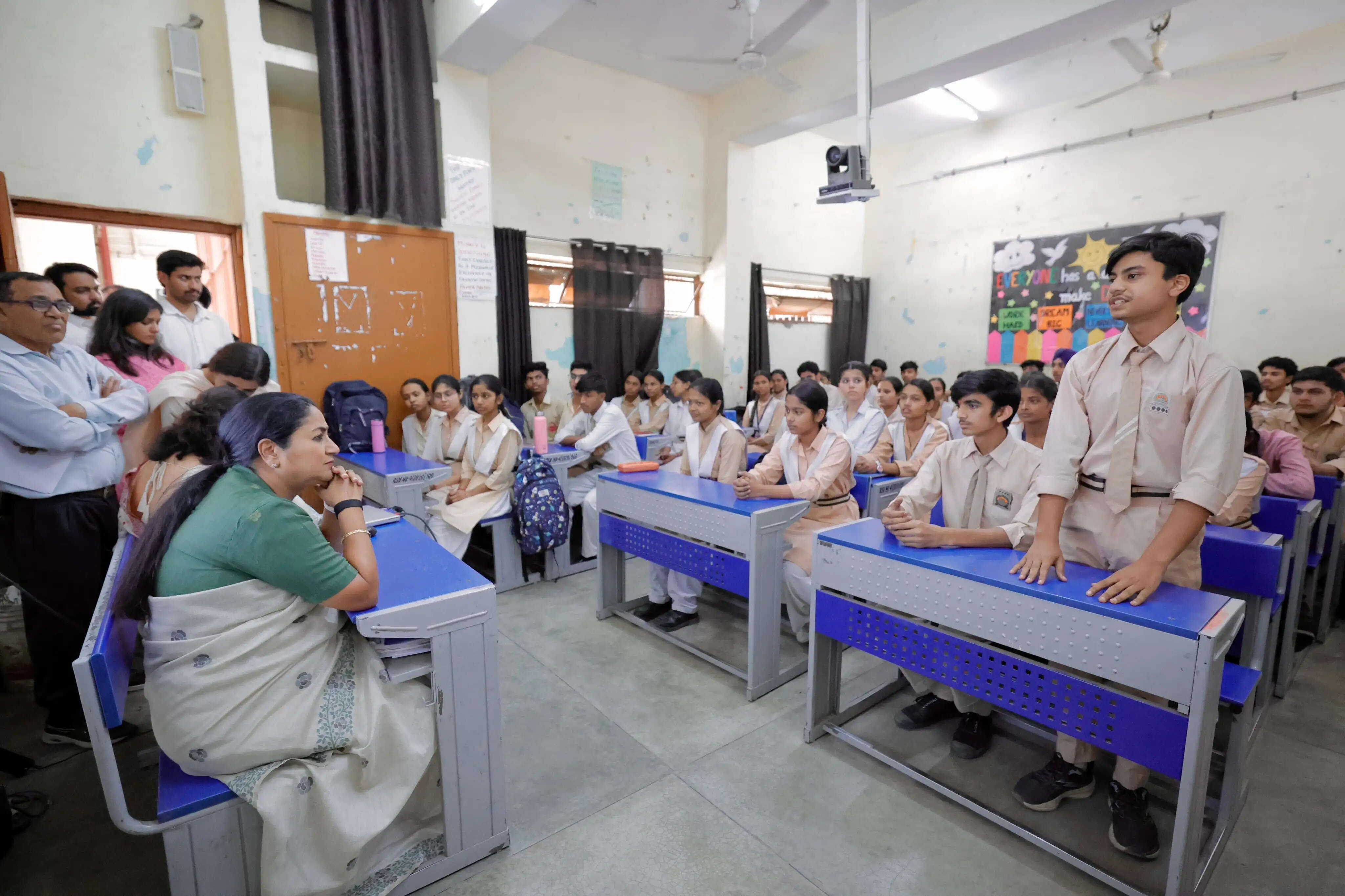मुख्यमंत्री ने राजकीय सर्वोदय विद्यालय का किया औचक निरीक्षण
