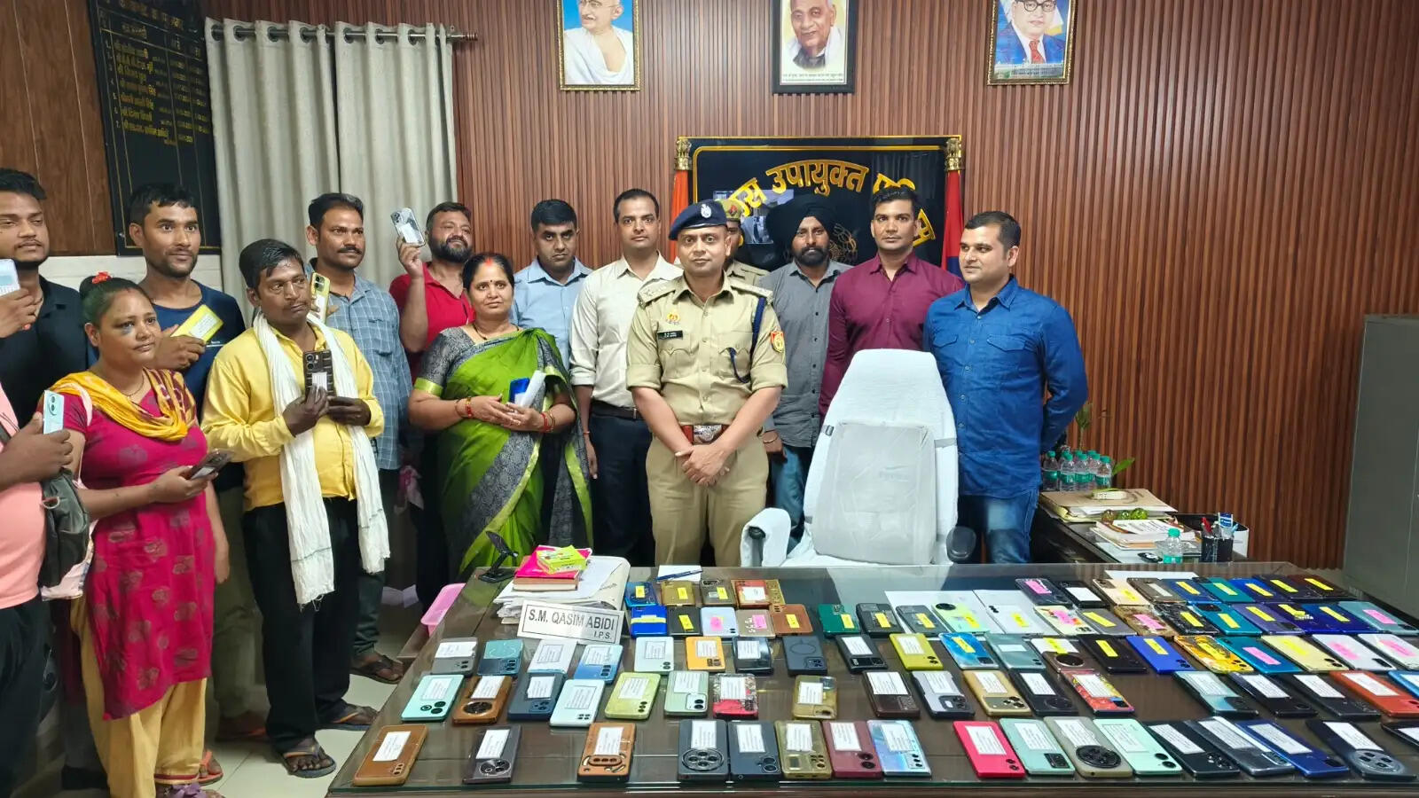 कानपुर पुलिस ने 101 लोगों को वापस लौटाए मोबाइल फोन